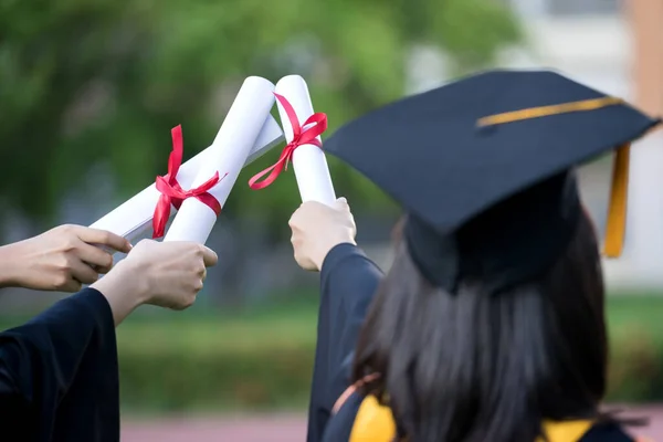 Ritratto Felice Eccitato Giovane Laureata Asiatica Indossa Abito Laurea Cappello — Foto Stock