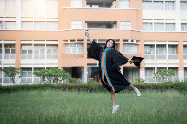 Ritratto Felice Eccitato Giovane Laureata Asiatica Indossa Abito Laurea Cappello — Foto Stock