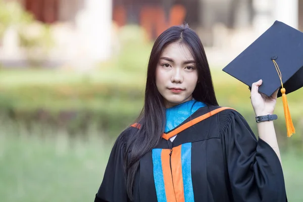 Portret Szczęśliwej Podekscytowanej Młodej Azjatki Absolwentki Uniwersytetu Nosi Suknię Dyplomową — Zdjęcie stockowe
