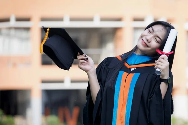 Retrato Joven Universitaria Asiática Feliz Emocionada Graduada Lleva Vestido Graduación —  Fotos de Stock