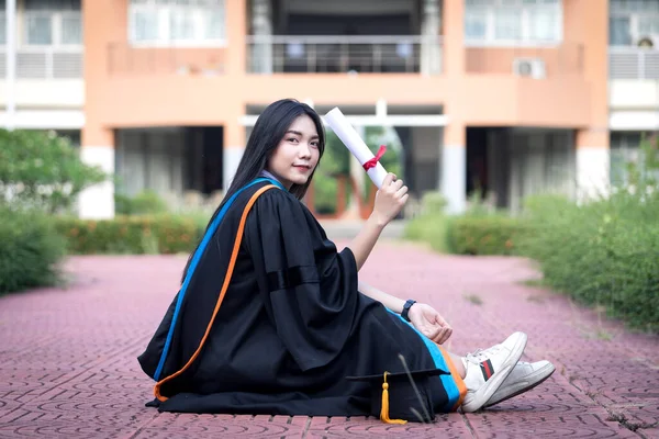 Portrait Heureuse Excitée Jeune Diplômée Asiatique Université Porte Une Robe — Photo