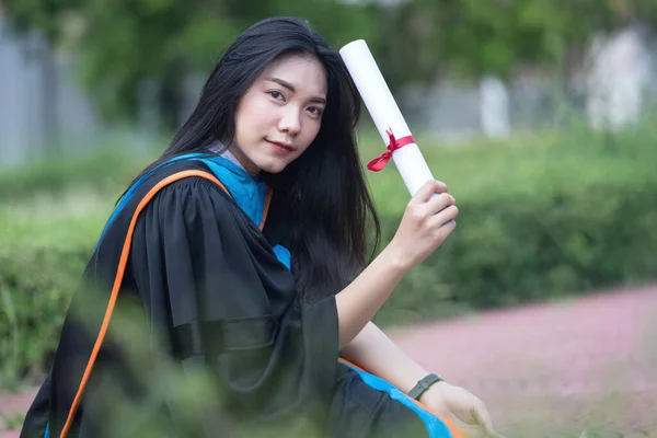Retrato Joven Universitaria Asiática Feliz Emocionada Graduada Lleva Vestido Graduación —  Fotos de Stock