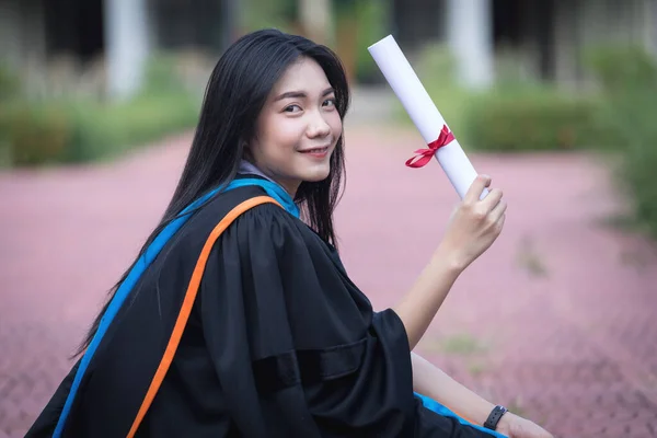 Portrait Heureuse Excitée Jeune Diplômée Asiatique Université Porte Une Robe — Photo