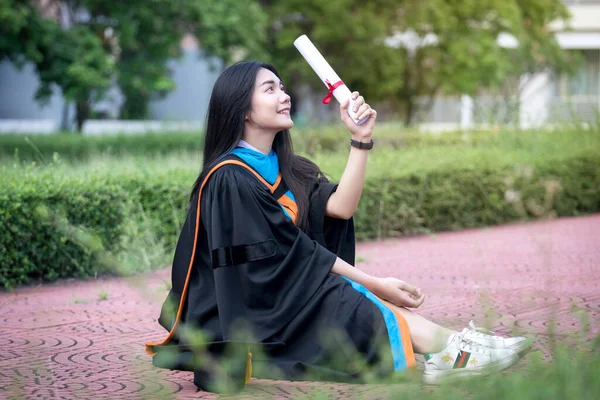 Ritratto Felice Eccitato Giovane Laureata Asiatica Indossa Abito Laurea Cappello — Foto Stock