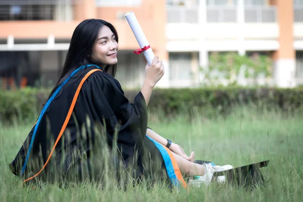 Retrato Joven Universitaria Asiática Feliz Emocionada Graduada Lleva Vestido Graduación —  Fotos de Stock