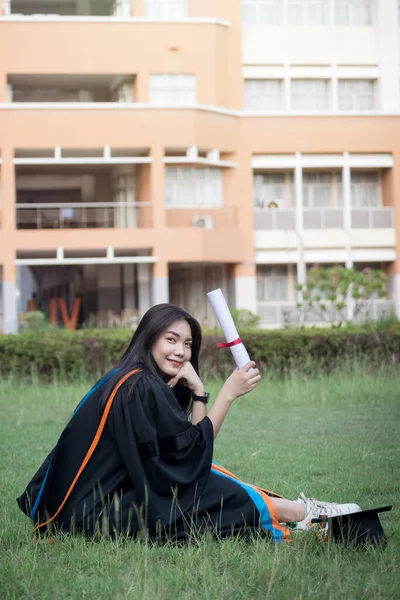 Retrato Feliz Animado Jovem Asiático Universidade Graduado Usa Vestido Formatura — Fotografia de Stock