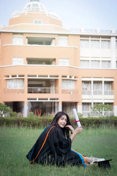 Retrato Joven Universitaria Asiática Feliz Emocionada Graduada Lleva Vestido Graduación — Foto de Stock