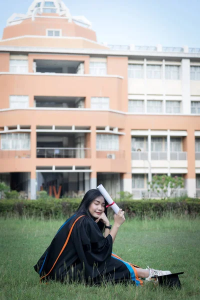 Retrato Feliz Animado Jovem Asiático Universidade Graduado Usa Vestido Formatura — Fotografia de Stock