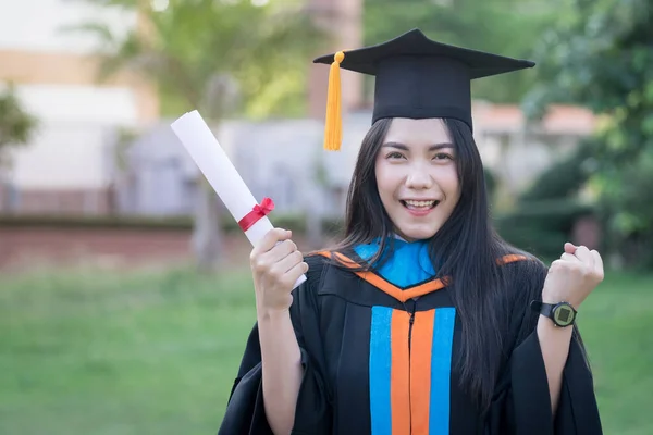 Portret Szczęśliwej Podekscytowanej Młodej Azjatki Absolwentki Uniwersytetu Nosi Suknię Dyplomową — Zdjęcie stockowe