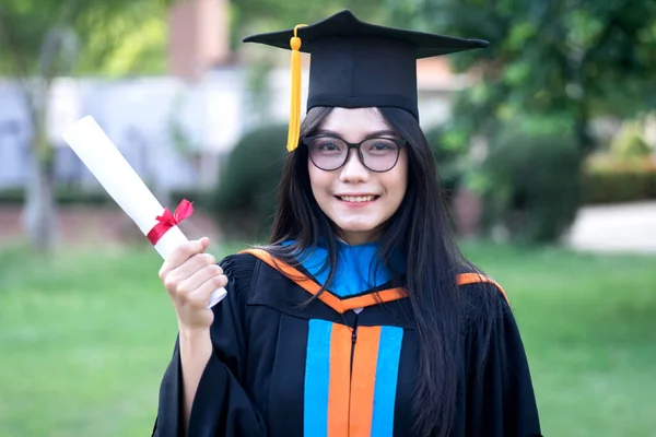Πορτρέτο Του Χαρούμενος Και Ενθουσιασμένος Νεαρή Ασιατική Απόφοιτος Πανεπιστημίου Φοράει — Φωτογραφία Αρχείου