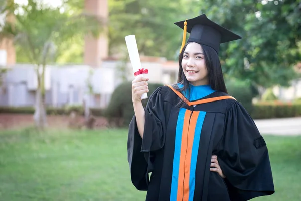 Portrait Heureuse Excitée Jeune Diplômée Asiatique Université Porte Une Robe — Photo