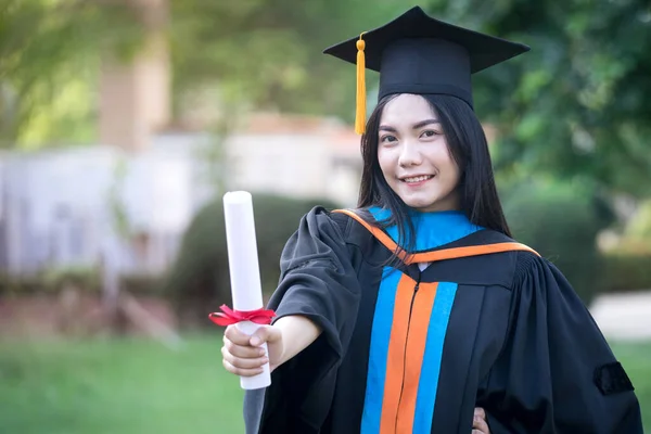 Mutlu Heyecanlı Asyalı Genç Bayan Üniversite Mezunu Portresi Mezuniyet Elbisesi — Stok fotoğraf