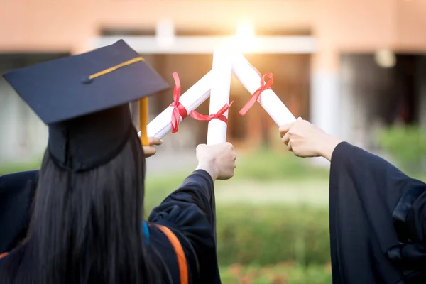 Ritratto Felice Eccitato Giovane Laureata Asiatica Indossa Abito Laurea Cappello — Foto Stock