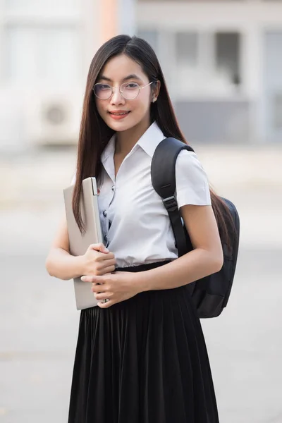 Junge Asiatische Studentin Mit Rucksack Und Laptop Auf Dem Campus — Stockfoto