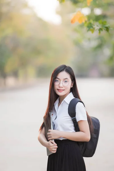 Jovem Adolescente Estudante Universitário Asiático Com Uma Mochila Segurando Laptop — Fotografia de Stock