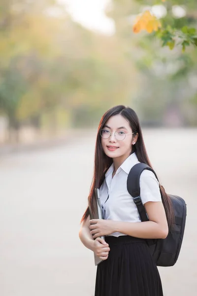 Adolescente Joven Estudiante Universitaria Asiática Con Una Mochila Que Sostiene — Foto de Stock