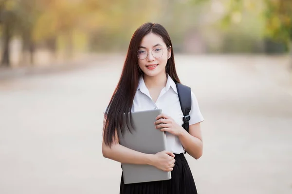 Jovem Adolescente Estudante Universitário Asiático Com Uma Mochila Segurando Laptop — Fotografia de Stock