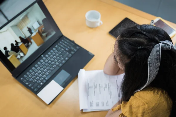 Uno Studente Adolescente Studia Online Tramite Laptop Studentessa Universitaria Guarda — Foto Stock