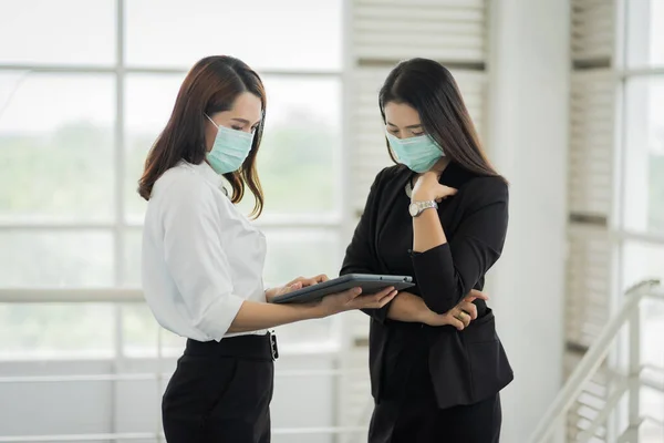 Δύο Γυναίκες Υπάλληλοι Γραφείου Κοστούμι Επιχείρησης Φορούν Μάσκα Προσώπου Και — Φωτογραφία Αρχείου