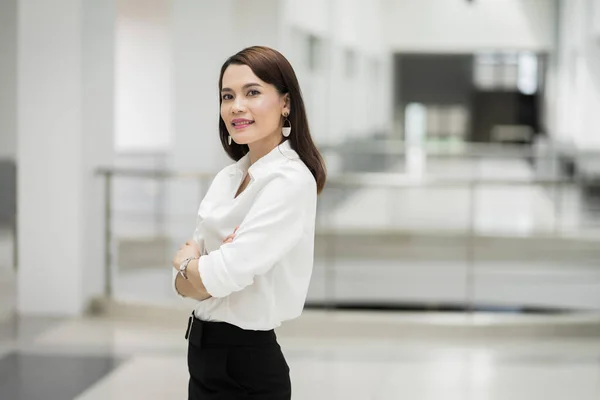 Retrato Una Bonita Mujer Negocios Mediana Edad Pie Retrato Una — Foto de Stock