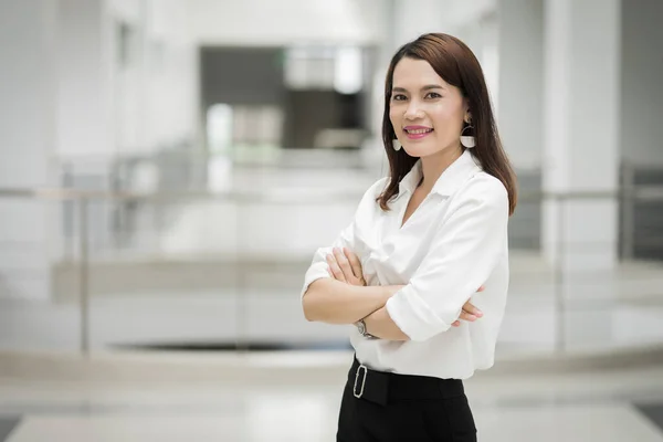 Retrato Una Bonita Mujer Negocios Mediana Edad Pie Retrato Una — Foto de Stock