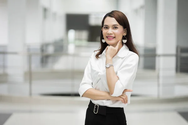 Retrato Una Bonita Mujer Negocios Mediana Edad Pie Retrato Una — Foto de Stock