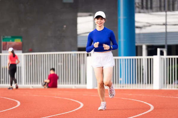 Joven Corredor Fitness Haciendo Ejercicio Mañana Pista Del Estadio Ciudad —  Fotos de Stock