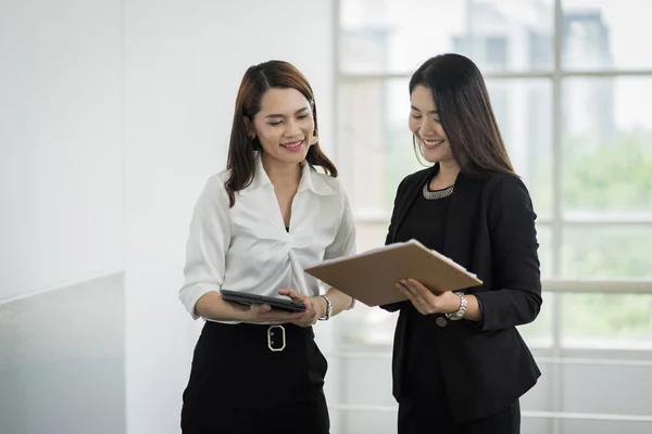 Twee Vrouwelijke Kantoorpersoneel Business Suit Bespreken Hun Werk Met Tablet — Stockfoto