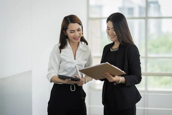 Twee Vrouwelijke Kantoorpersoneel Business Suit Bespreken Hun Werk Met Tablet — Stockfoto