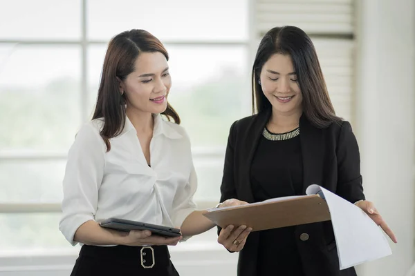 Twee Vrouwelijke Kantoorpersoneel Business Suit Bespreken Hun Werk Met Tablet — Stockfoto