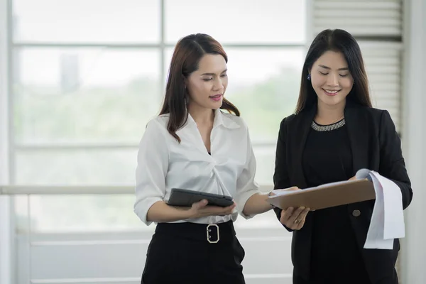 Due Impiegati Sesso Femminile Giacca Cravatta Discutono Del Loro Lavoro — Foto Stock