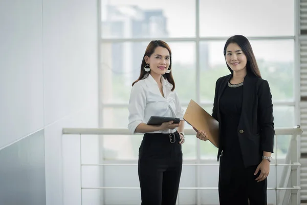 Due Impiegati Sesso Femminile Giacca Cravatta Discutono Del Loro Lavoro — Foto Stock