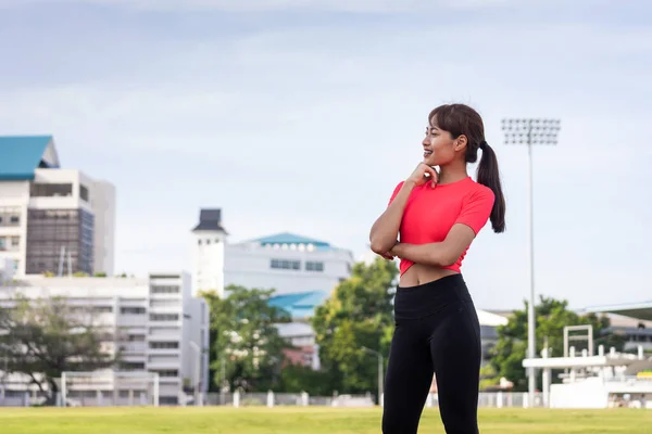 若い女性の肖像画は 午前中に市のスタジアムでトレーニングする準備ができてスポーツウェアを身に着けています 健康とレクリエーションのストックフォト — ストック写真