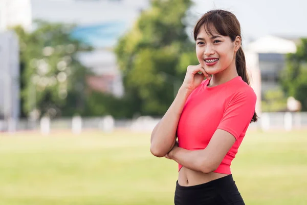 Porträtt Kram Och Frim Ung Kvinna Bär Sport Kläder Redo — Stockfoto