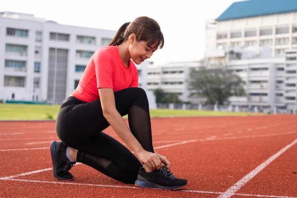 여자가 경기장에서 조깅을 달리기 레이스 막는다 건강하고 재측정하기 — 스톡 사진