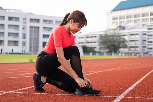 여자가 경기장에서 조깅을 달리기 레이스 막는다 건강하고 재측정하기 — 스톡 사진