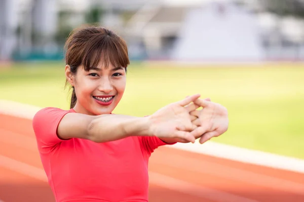 여자가 오전에 경기장에서 운동하기 따뜻하게 스트레칭하는 레크리에이션 — 스톡 사진