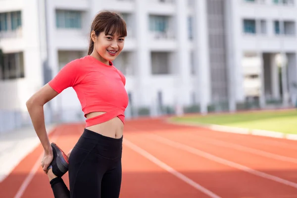 여자가 오전에 경기장에서 운동하기 따뜻하게 스트레칭하는 레크리에이션 — 스톡 사진