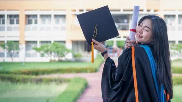 Ritratto Felice Eccitato Giovane Laureata Asiatica Indossa Abito Laurea Cappello — Foto Stock