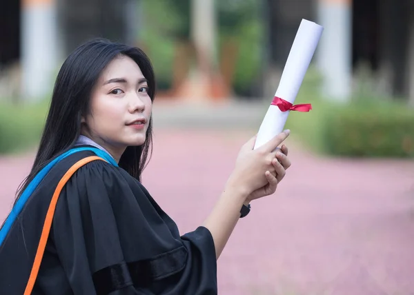 Portrait Heureux Excité Jeunes Diplômées Asiatiques Université Porte Une Robe — Photo