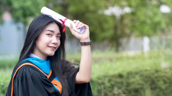 Asyalı Genç Bayan Üniversite Mezununun Mutlu Heyecanlı Portresi Mezuniyet Elbisesi — Stok fotoğraf