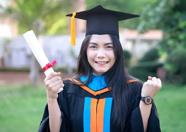 Portrait Von Glücklich Und Aufgeregt Junge Asiatische Weibliche Universitätsabsolventin Trägt — Stockfoto