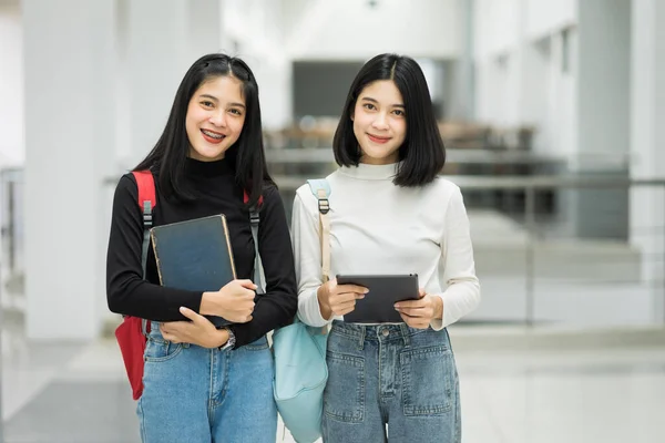 Estudiantes Adolescentes Amigos Universitarios Caminando Charlando Campus Universitario Mientras Descansan — Foto de Stock