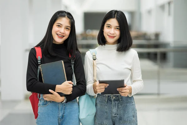 Tiener College Vrienden Studenten Lopen Chatten College Campus Terwijl Pauze — Stockfoto