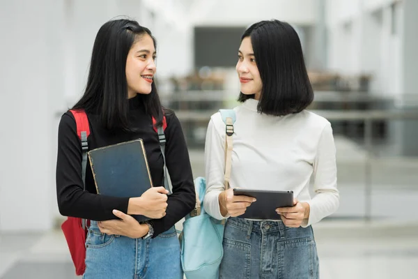 Studenti Amici Universitari Adolescenti Che Camminano Chattano Nel Campus Universitario — Foto Stock