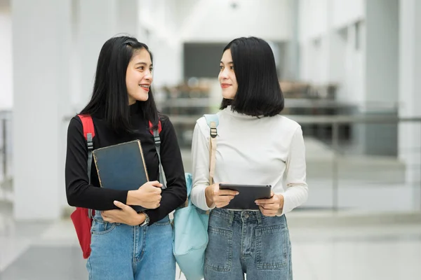 Studenti Amici Universitari Adolescenti Che Camminano Chattano Nel Campus Universitario — Foto Stock