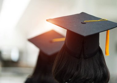 Mezuniyet törenindeki başarı şapkası incelemesi. Eğitimde başarılı olma kavramı. Üniversite kutlama töreni. Eğitim stoku fotoğrafı.