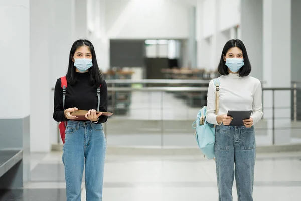 Γυναίκες Έφηβες Φοιτήτριες Φορούν Μάσκα Προσώπου Και Κρατούν Αποστάσεις Κατά — Φωτογραφία Αρχείου