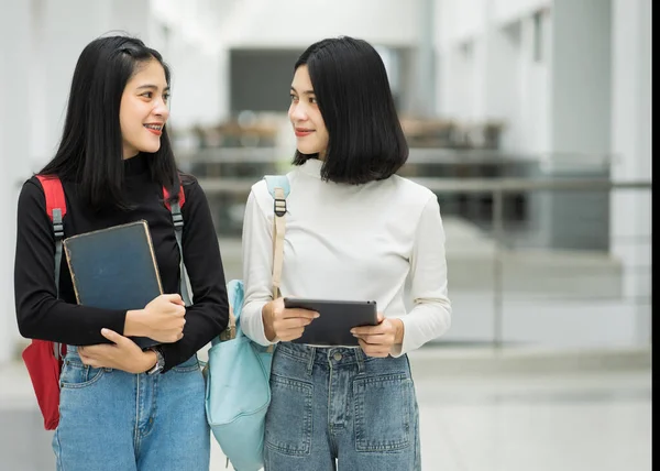 Tiener College Vrienden Studenten Lopen Chatten College Campus Terwijl Pauze — Stockfoto