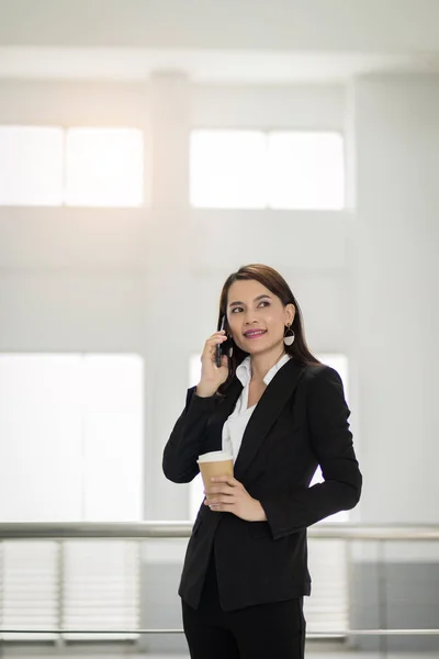 Retrato Una Joven Mujer Negocios Asiática Hablando Por Celular Sosteniendo — Foto de Stock